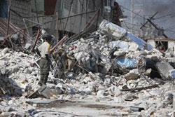 瓦礫の前で呆然と立ち尽くす 瓦礫の前で呆然と立ち尽くす