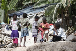 時折笑顔は見せるものの、子どもたち本来の元気さはない 時折笑顔は見せるものの、子どもたち本来の元気さはない