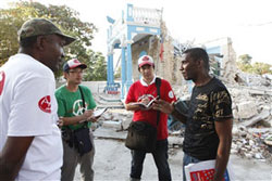 崩れた学校の前で先生にインタビューする当会大西と五十嵐 崩れた学校の前で先生にインタビューする当会大西と五十嵐