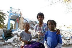 後に写っているのは全壊した小学校 後に写っているのは全壊した小学校