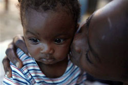 妹(左)のために食べ物を探し歩くラリーベリーピエールさん 妹(左)のために食べ物を探し歩くラリーベリーピエールさん