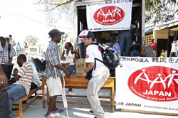 地震で怪我をし、松葉杖をついて受け取る被災者も 地震で怪我をし、松葉杖をついて受け取る被災者も