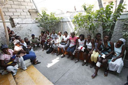 病院でもあらゆるものが足りない 病院で診察を待つ人々。病院でもあらゆるものが足りない