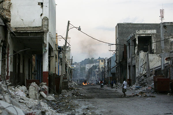 見渡す限りの廃墟が地震の凄まじさを物語る 見渡す限りの廃墟が地震の凄まじさを物語る