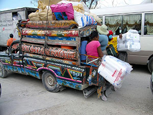 国境地帯から物資をハイチに運び込む人々
