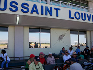 空港の外で飛行機を待つ乗客たち 空港の外で飛行機を待つ乗客たち