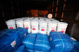 1世帯分ずつパックにされた配布物資