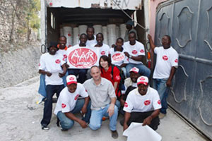 配布活動を行うチームのみんな