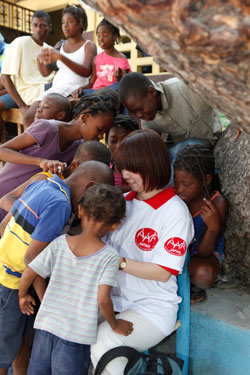 自分たちが写った写真に興味津々の子どもたち