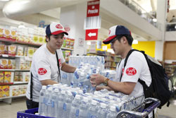 支援物資の調達に奔走する難民を助ける会の大西と五十嵐 支援物資の調達に奔走する難民を助ける会の大西と五十嵐