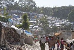 仮のテント暮らしをする被災者たち 仮のテント暮らしをする被災者たち