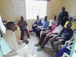 地域保健員候補の若者への研修。参加者から積極的な質問も飛び出します