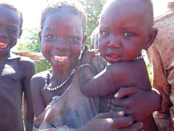 5歳未満児死亡率が1000人中135人といわれるイメドゥ村の子どもたち