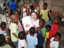 支援物資を受け取り大喜びの子どもたちと 支援物資を受け取り大喜びの子どもたちと