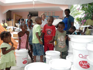 配布を手伝ってくれたノートルメゾンの子どもたち 配布を手伝ってくれたノートルメゾンの子どもたち