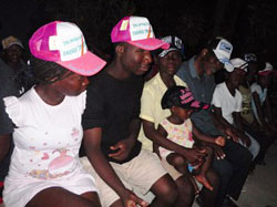 寄贈された帽子をかぶり嬉しそうなセント・ビンセント寄宿学校の生徒たち 寄贈された帽子をかぶり嬉しそうなセント・ビンセント寄宿学校の生徒たち