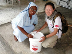 難民を助ける会の支援物資を、台帳をつけて正確に配布してくださいました シスター・エブリン・モリネイさんと事務局の松本