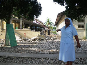 病棟は跡形もありません 病棟の跡を指すシスター