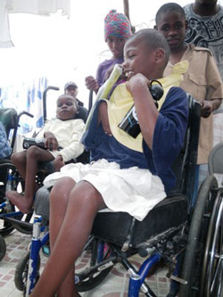 気持ちがふさいでいた子どもたちに笑顔が戻りました 配布した水筒とタオルに喜ぶ子ども