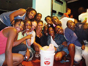 OECBビンセント孤児院にて 孤児とボランティアスタッフで集合写真