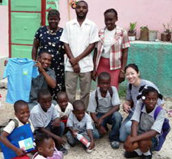 Tシャツや文房具を受け取り大喜びの子どもたち Tシャツや文房具を受け取り大喜びの子どもたち