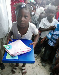 はにかんだ笑顔が嬉しそうな女の子 はにかんだ笑顔が嬉しそうな女の子