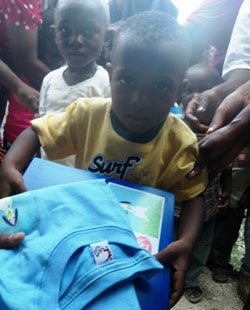 初めて見る日本人におっかなびっくり? 初めて見る日本人におっかなびっくり?