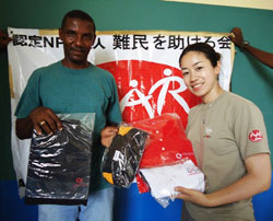 ソルジュ先生(左)は支援物資の配布もお手伝いくださいました ソルジュ先生(左)は支援物資の配布もお手伝いくださいました