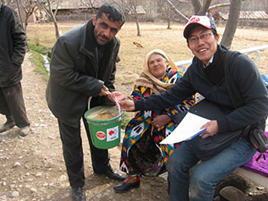 タジキスタンでは薬としても使われる蜂蜜は大変喜ばれます 蜂蜜を配布する駐在員