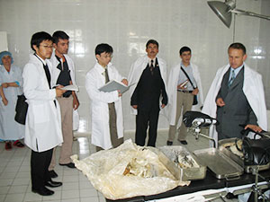 左から3人目は事務局長の堀江 中央病院の視察風景