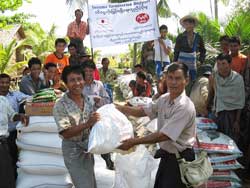 お米を受け取り嬉しそうです お米を受け取り嬉しそうです