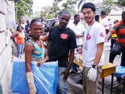 1世帯に2枚の防水シートを配布