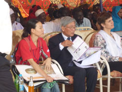 大使が読んでいるのはAARニュースです! 出席いただいた和田大使、へリック所長と大豆本