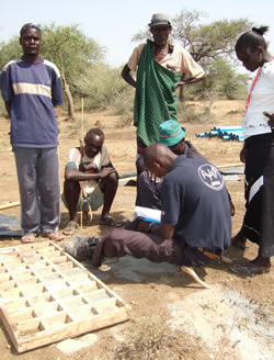 ここに水脈はあるかな? 調査会社が地層のサンプルを採取している様子