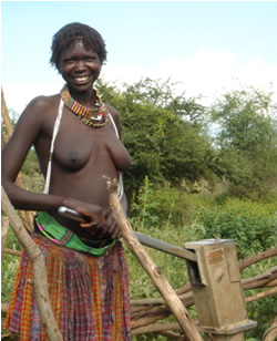 水が出て嬉しい! 完成した井戸を使う女性