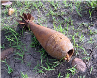 無造作に地面に転がっている不発弾 無造作に地面に転がっている不発弾