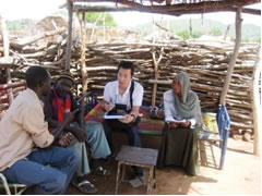 簡単に作られた小屋で打ち合わせを行います 簡単に作られた小屋で打ち合わせを行います