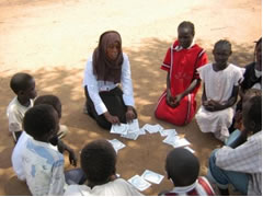 多くの場合、木陰で地面にカードを広げて行います 多くの場合、木陰で地面にカードを広げて行います