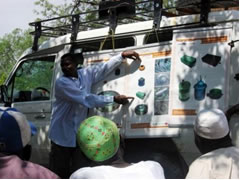 移動車にポスターを貼って行います 移動車にポスターを貼って行います