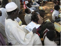 ノートを見ながら、真剣に説明を聞く子ども達 ノートを見ながら、真剣に説明を聞く子ども達