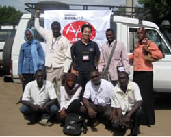 移動車の前で。チームワークもばっちりです 移動車の前で。チームワークもばっちりです