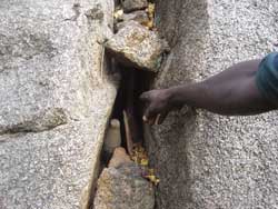 岩の隙間にも不発弾が入り込んでいた 岩の隙間にも不発弾が入り込んでいた