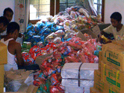 支援物資の袋詰め作業が続きます 支援物資の袋詰め作業を行う