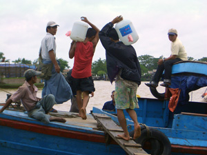 みんなで協力して積み込みます 物資を車からボートへ積むスタッフ