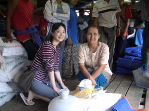 被災者に支援物資を手渡す吉澤有紀（左）