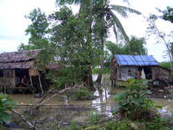 水に浸かった村 家の周りが川と化してしまった村
