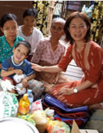 被災者に支援物資を手渡す野際駐在員 被災者に支援物資を手渡す野際駐在員