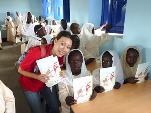 地雷の説明などが載ったノートを配ります 子どもたちにノートを配る大豆本駐在員