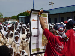 授業では難民を助ける会のスーダン人スタッフが活躍! 説明する難民を助ける会のスーダン人スタッフ