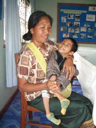 ビーちゃんは今も体内に残る破片によりマヒやけいれんを引き起こしています ビーちゃん(9歳・女児)の体内には不発弾の破片が残り、母親の世話が欠かせません